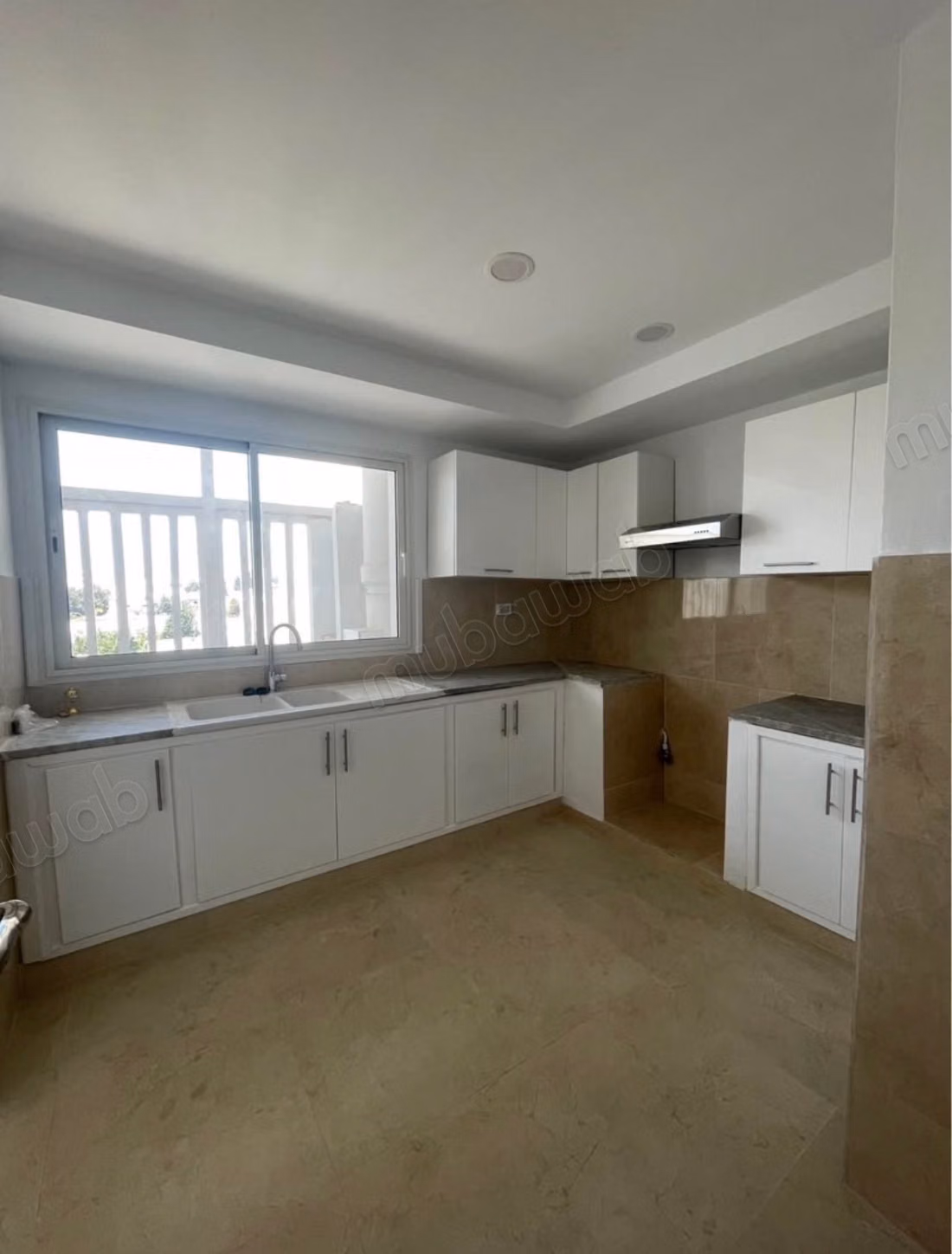 Très bel appartement en location à El Menzah 
3 chambres agréables. Avec ascenseur et terrasse