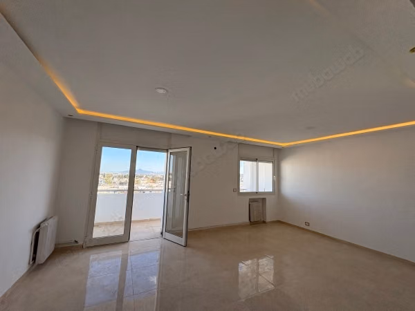 Très bel appartement en location à El Menzah 
3 chambres agréables. Avec ascenseur et terrasse