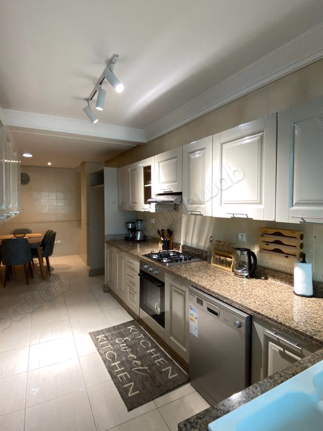 Appartement à louer à Triangle d'Or.
Superficie 180 m².
Meublé