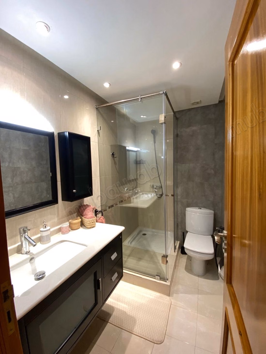 Appartement à louer à Triangle d'Or.
Superficie 180 m².
Meublé