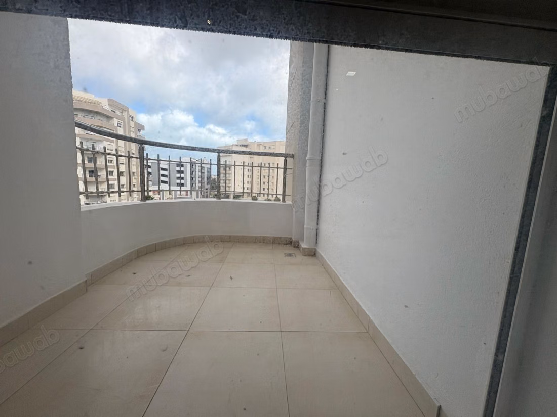 Offices for rent at Les Berges Du Lac 2. Area of 115 m². Central heating and armored door