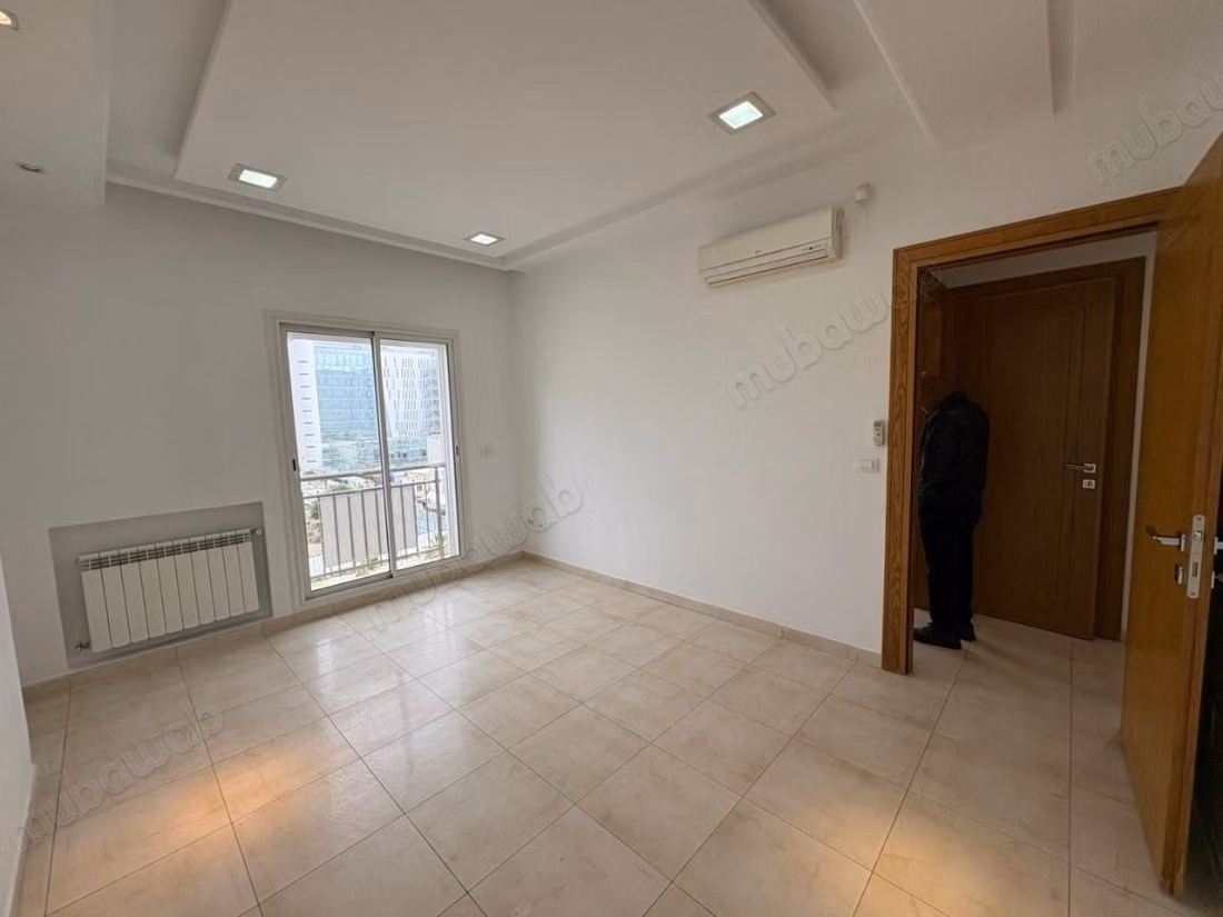 Offices for rent at Les Berges Du Lac 2. Area of 115 m². Central heating and armored door