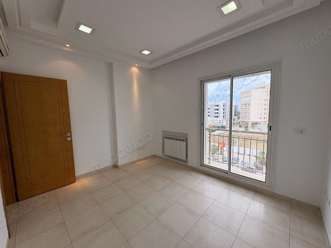 Offices for rent at Les Berges Du Lac 2. Area of 115 m². Central heating and armored door
