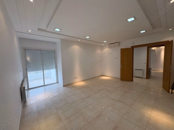 Uffici in affitto a Les Berges Du Lac 2. Superficie di 115 m². Riscaldamento centralizzato e porta blindata