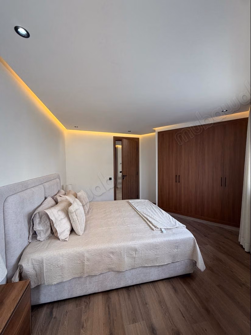 Superbe studio neuf avec terasse a plamier