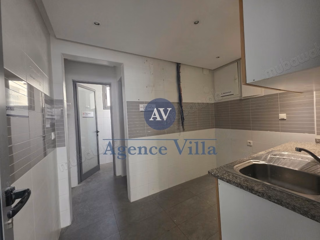 For rent an office / plateau of 4000m² at Lake 1