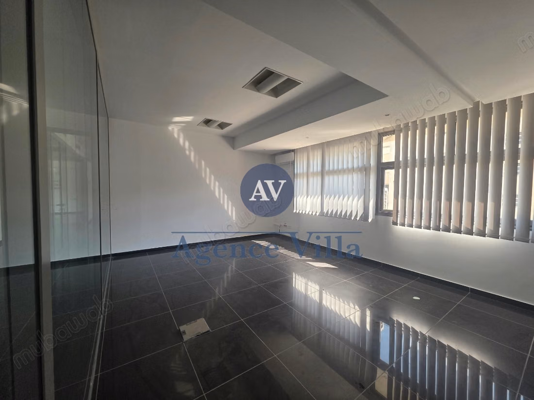 For rent an office / plateau of 4000m² at Lake 1