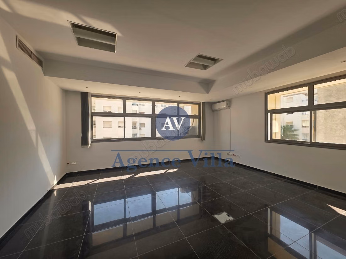 For rent an office / plateau of 4000m² at Lake 1