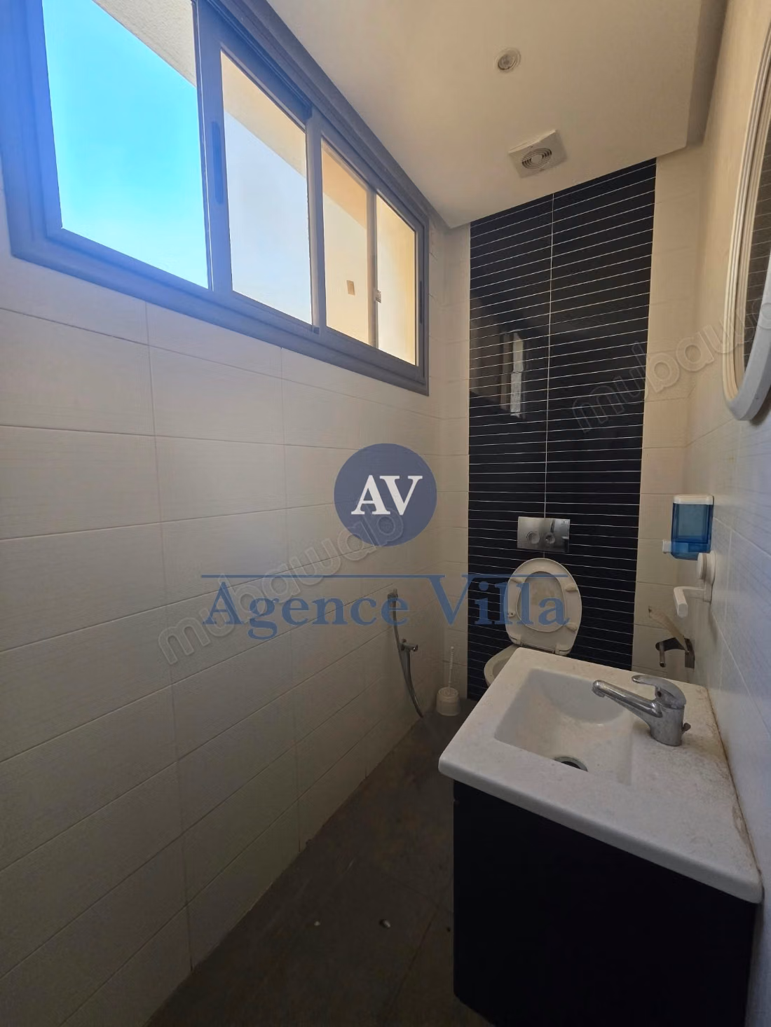 For rent an office / plateau of 4000m² at Lake 1