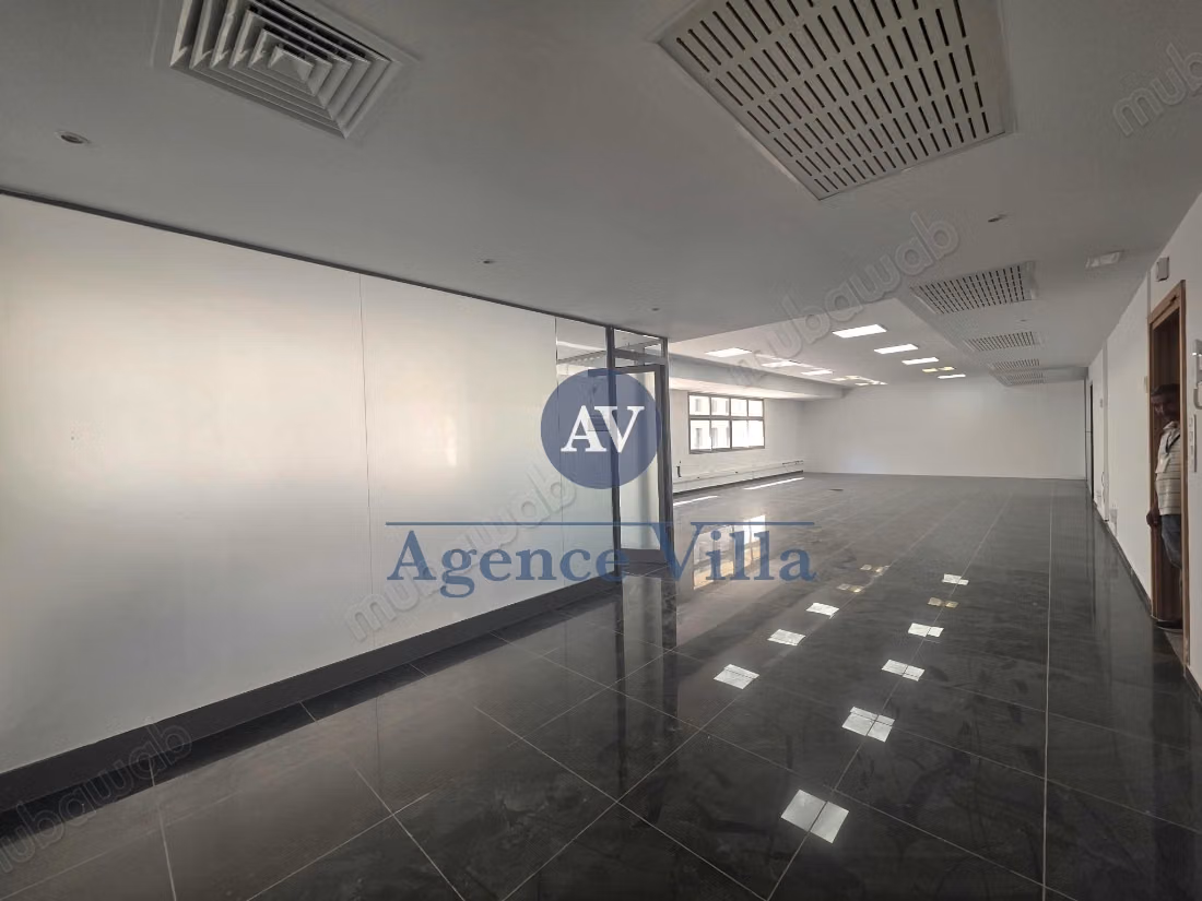 For rent an office / plateau of 4000m² at Lake 1
