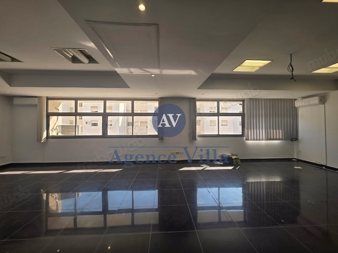 For rent an office / plateau of 4000m² at Lake 1