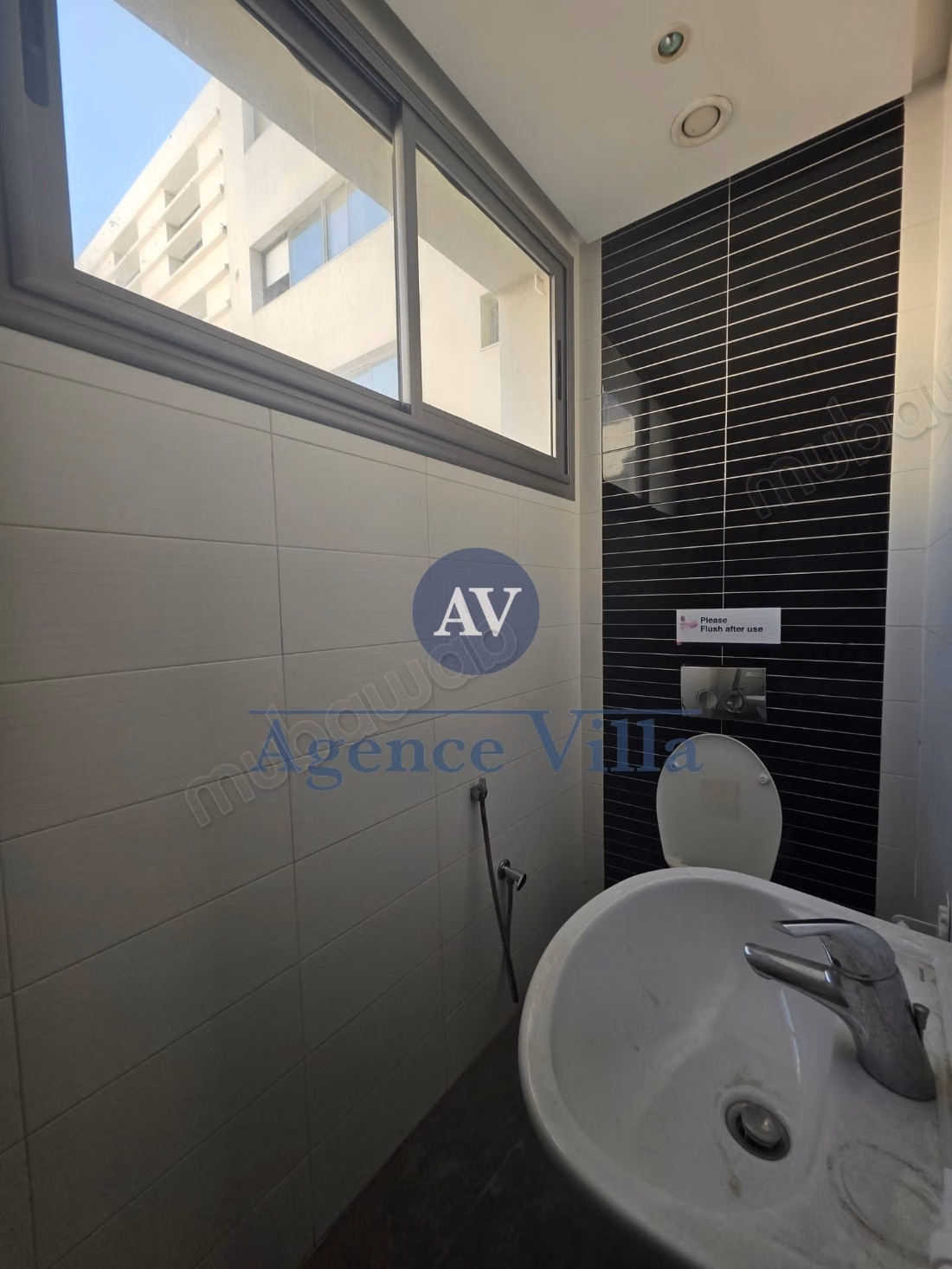 For rent an office / plateau of 4000m² at Lake 1