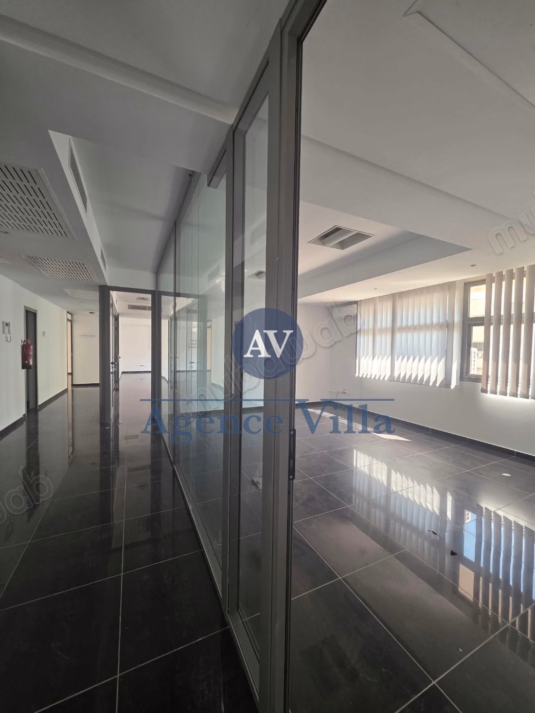 For rent an office / plateau of 4000m² at Lake 1