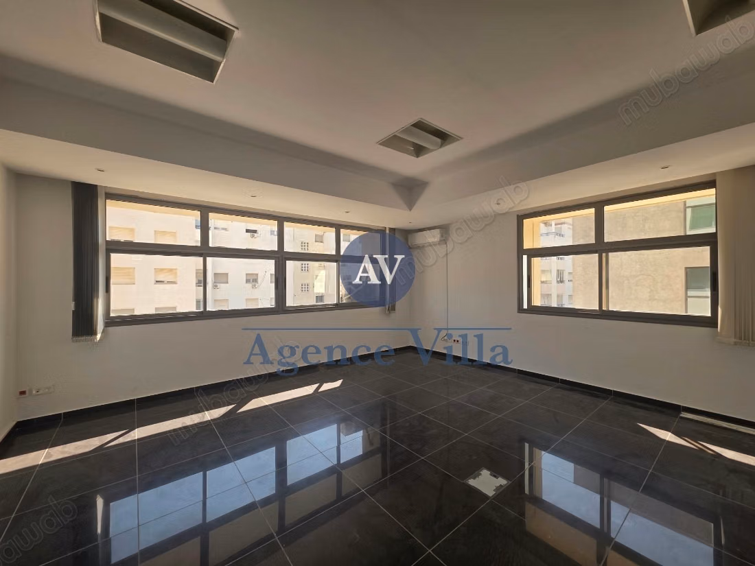 For rent an office / plateau of 4000m² at Lake 1