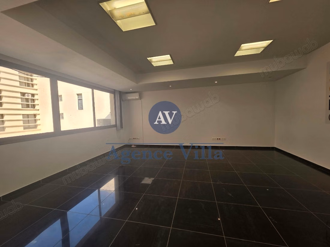 For rent an office / plateau of 4000m² at Lake 1
