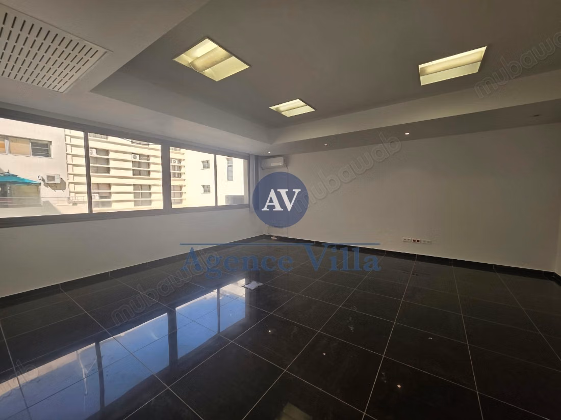 For rent an office / plateau of 4000m² at Lake 1
