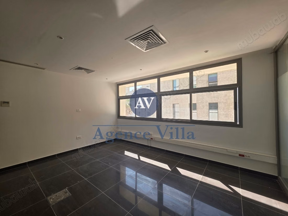 For rent an office / plateau of 4000m² at Lake 1