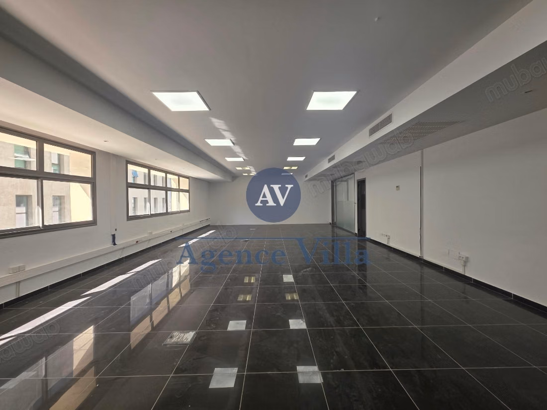 For rent an office / plateau of 4000m² at Lake 1