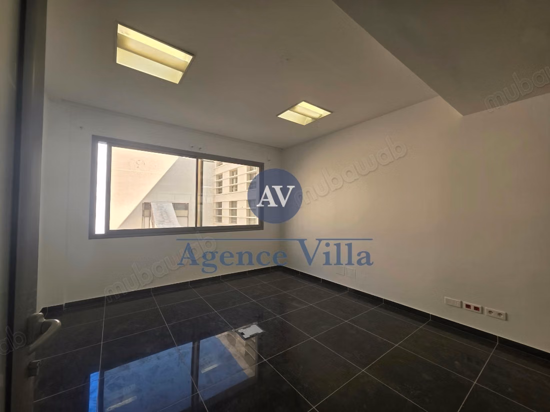 For rent an office / plateau of 4000m² at Lake 1