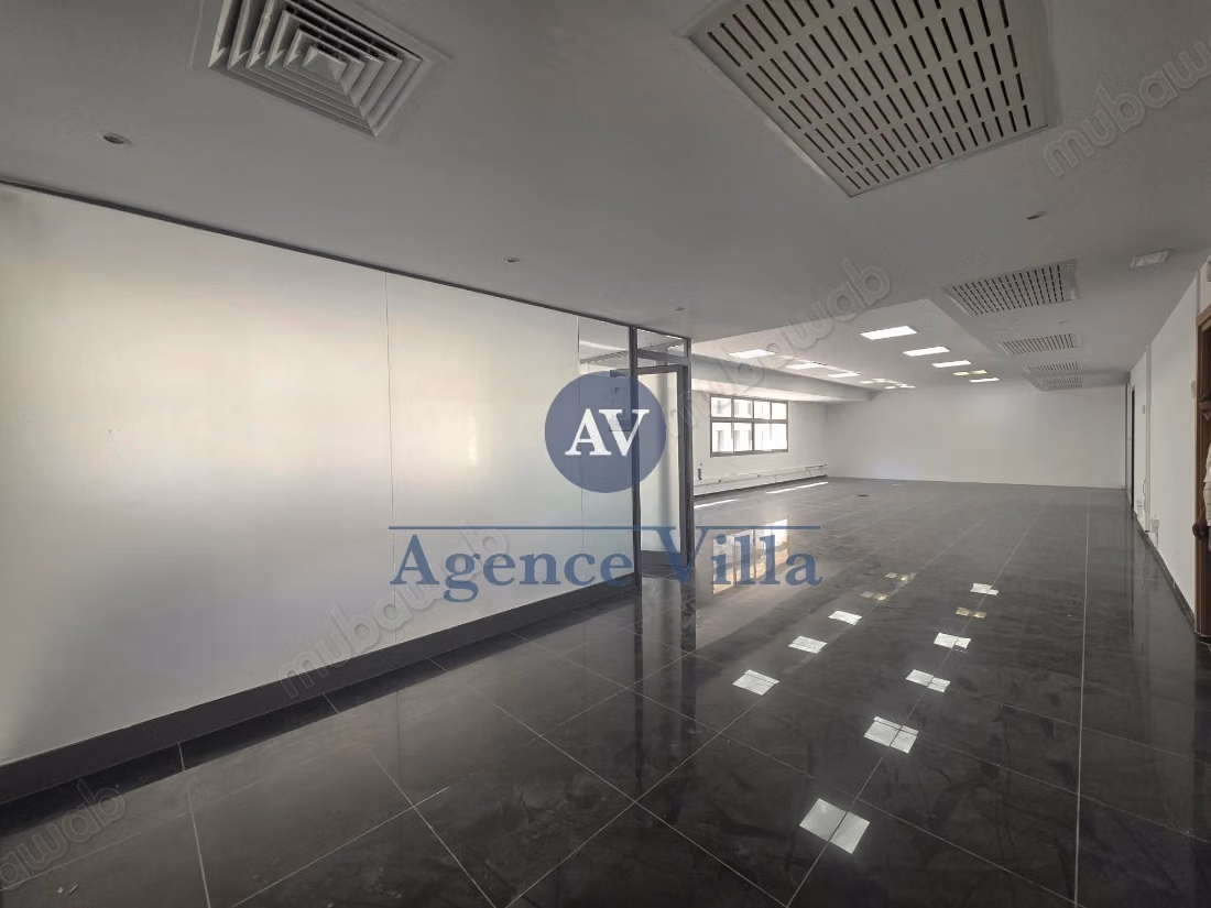 For rent an office / plateau of 4000m² at Lake 1