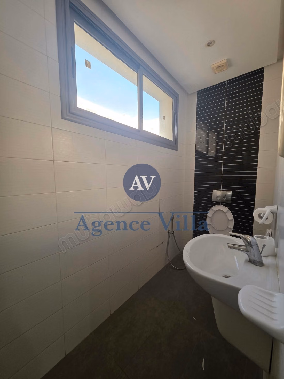 For rent an office / plateau of 4000m² at Lake 1