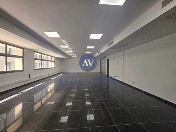 For rent an office / plateau of 4000m² at Lake 1