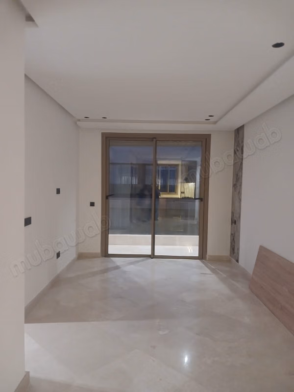 Bell'appartamento in affitto a Les princesses. 3 grandi stanze. Finestre con doppio vetro e porta blindata