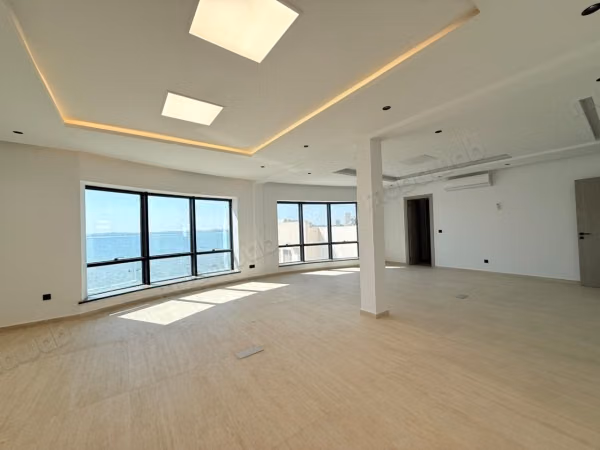 Offices for rent at Les Berges Du Lac 1. Total area 250 m². Central heating and reinforced door