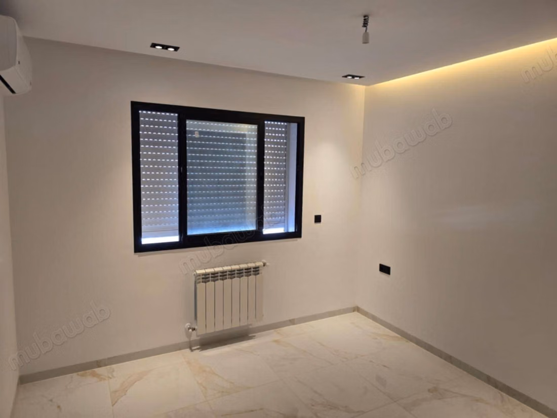 Appartement à louer à El Aouina. 1 belle chambre. Système de climatisation