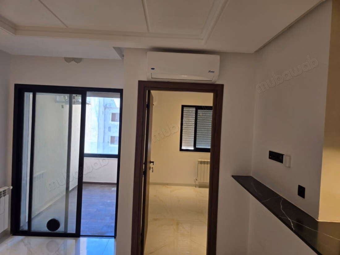 Appartement à louer à El Aouina. 1 belle chambre. Système de climatisation