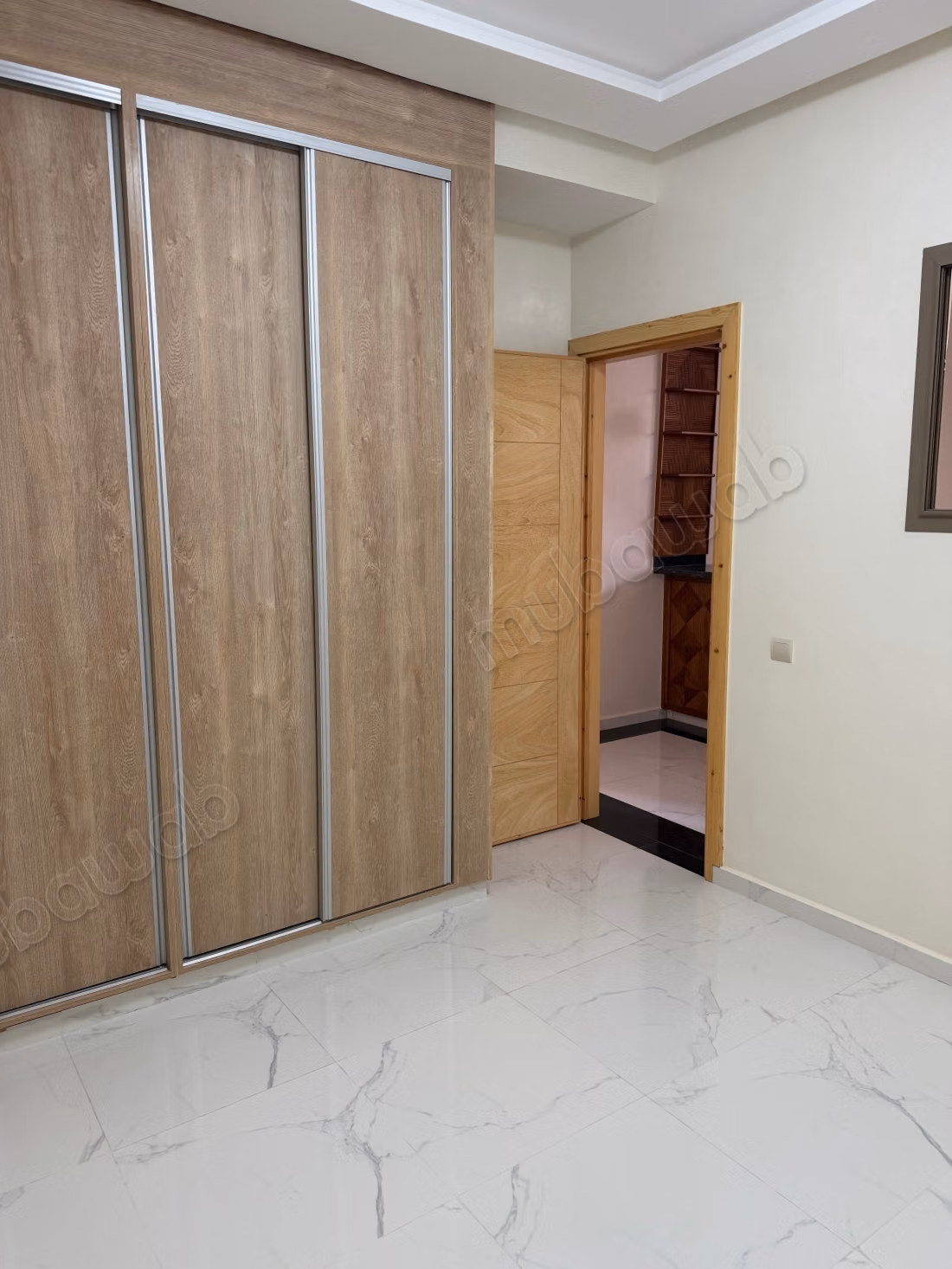 Appartement à louer à Hay Al Haouz. 3 belles chambres. Four encastré