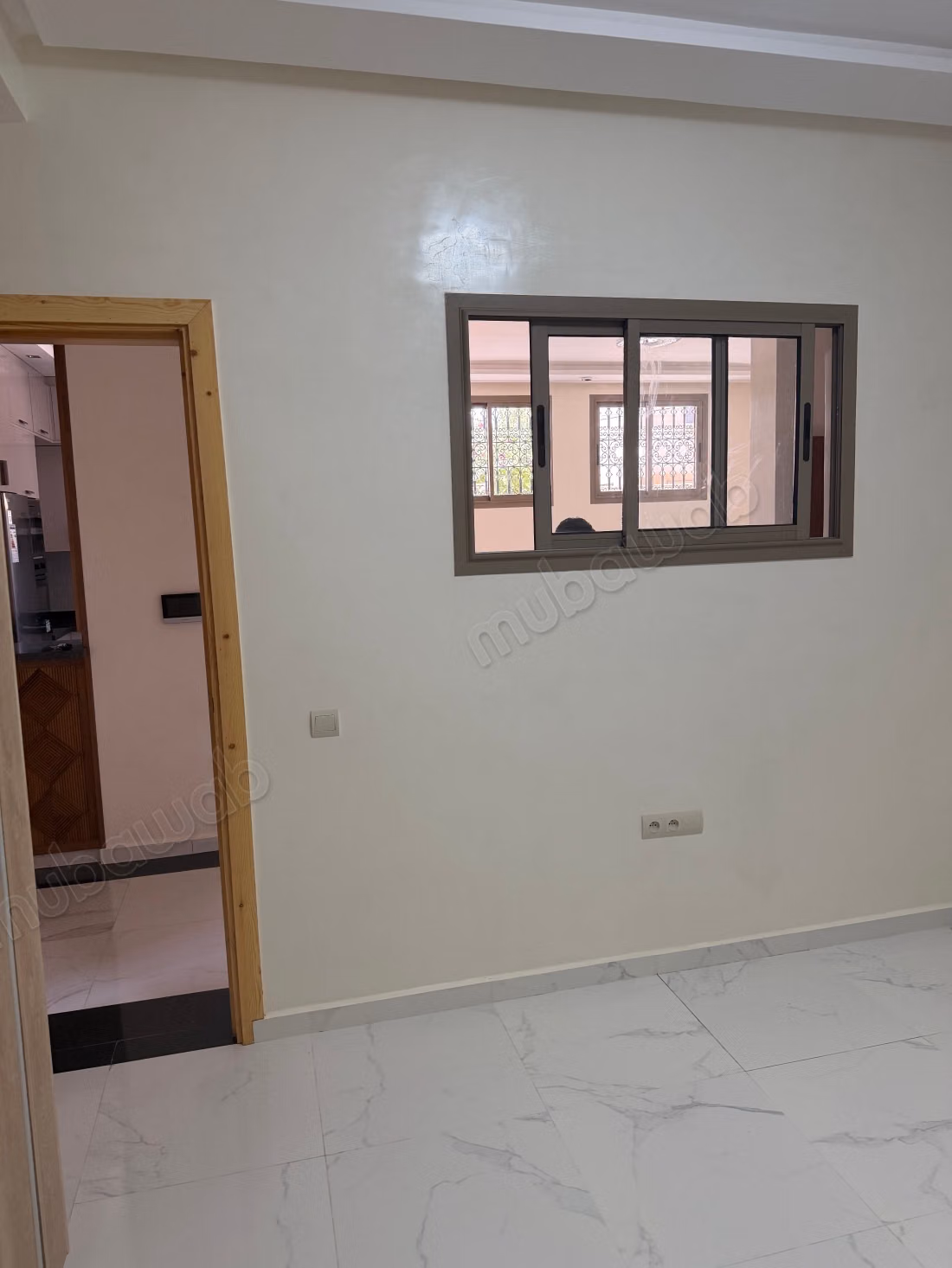 Appartement à louer à Hay Al Haouz. 3 belles chambres. Four encastré