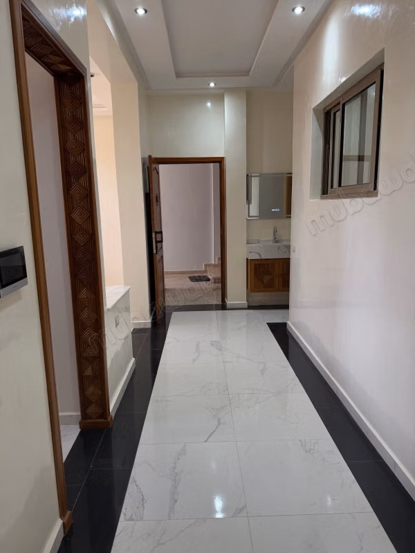 Appartement à louer à Hay Al Haouz. 3 belles chambres. Four encastré