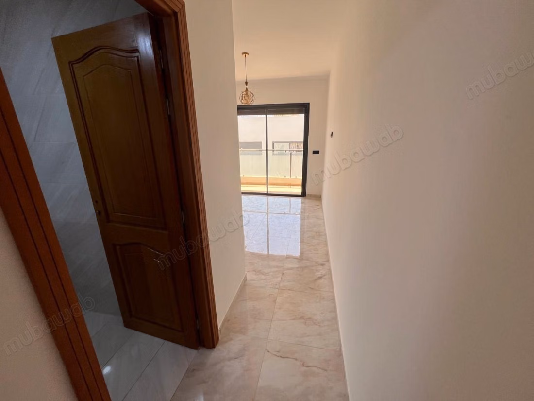 Bel appartement en location à Harhoura. Surface de 145 m². Salon traditionnel et porte blindée