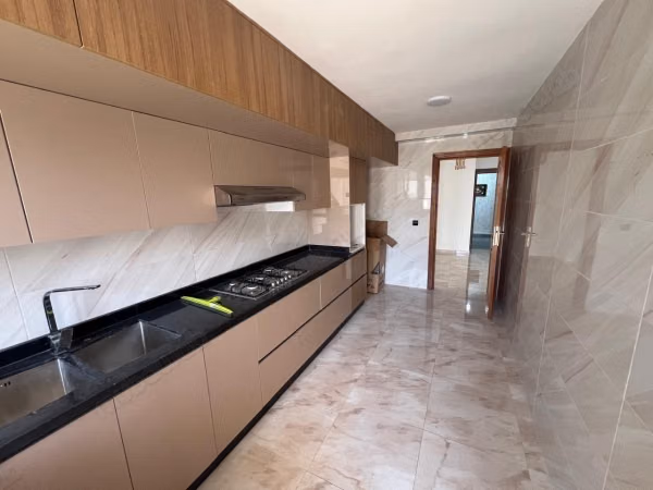 Bel appartement en location à Harhoura. Surface de 145 m². Salon traditionnel et porte blindée