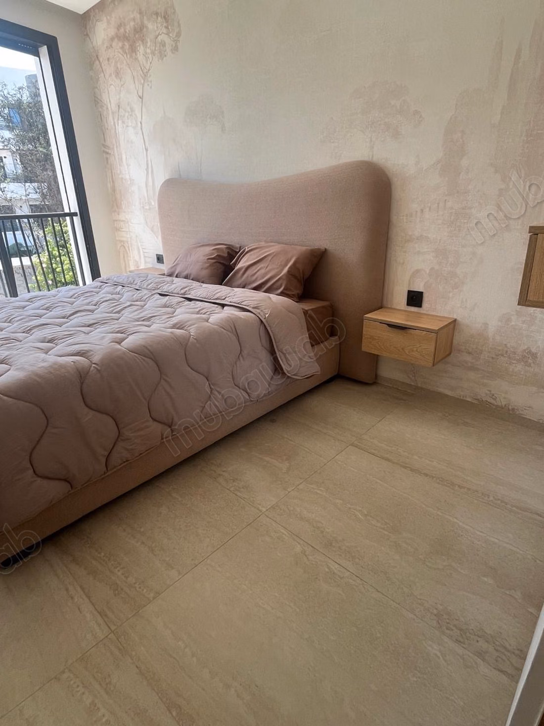 Rent this apartment in Oasis South. 2 rooms. Satellite dish and security.