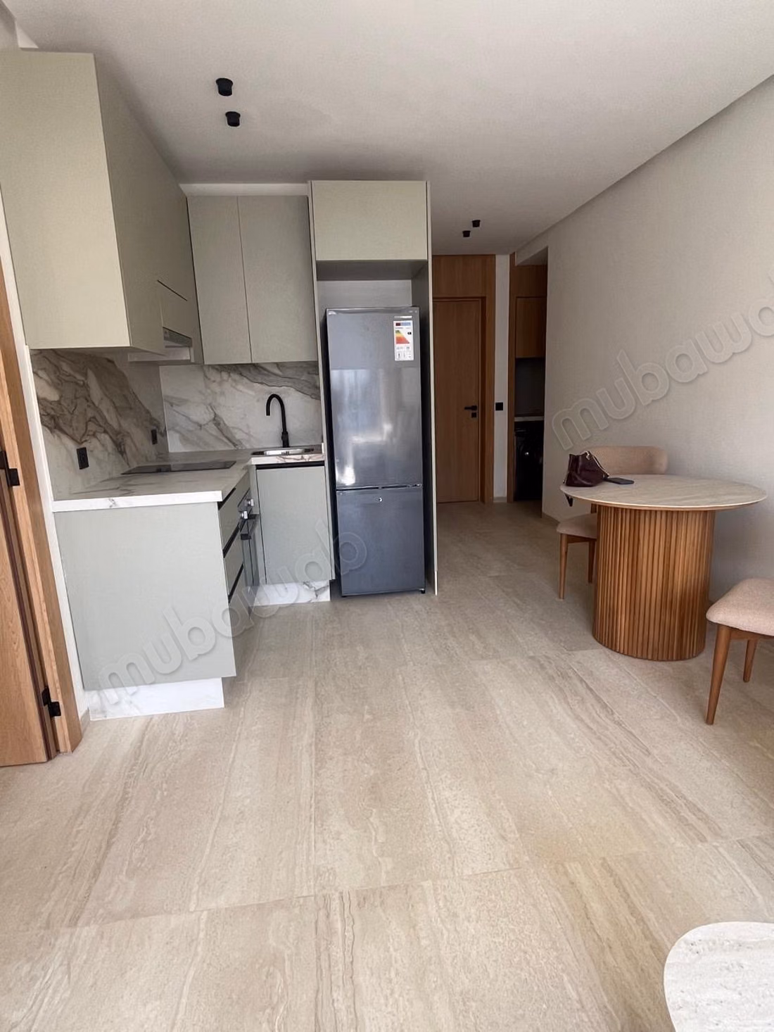 Rent this apartment in Oasis South. 2 rooms. Satellite dish and security.