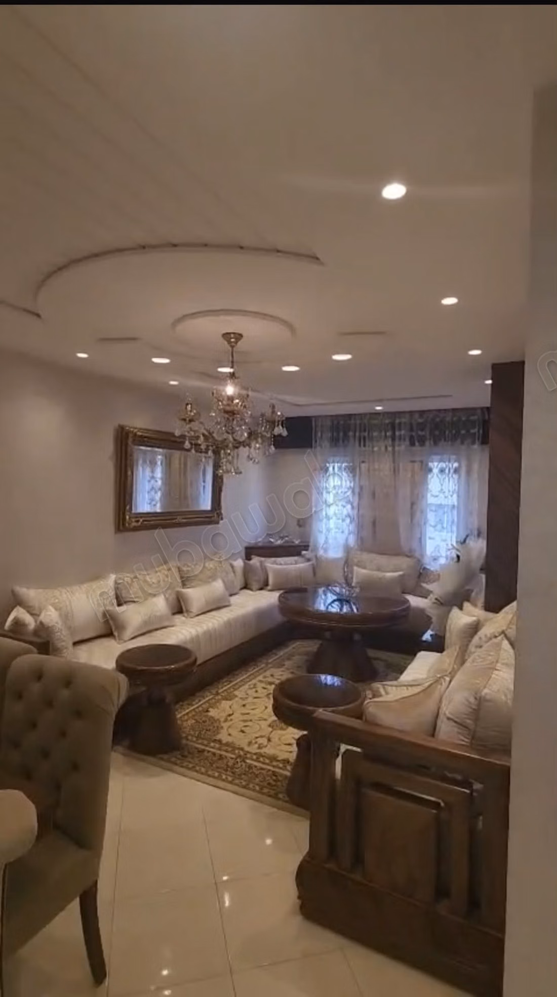 Appartement vide à louer à Moujahidine. 2 chambres agréables. Sécurisé 24/24