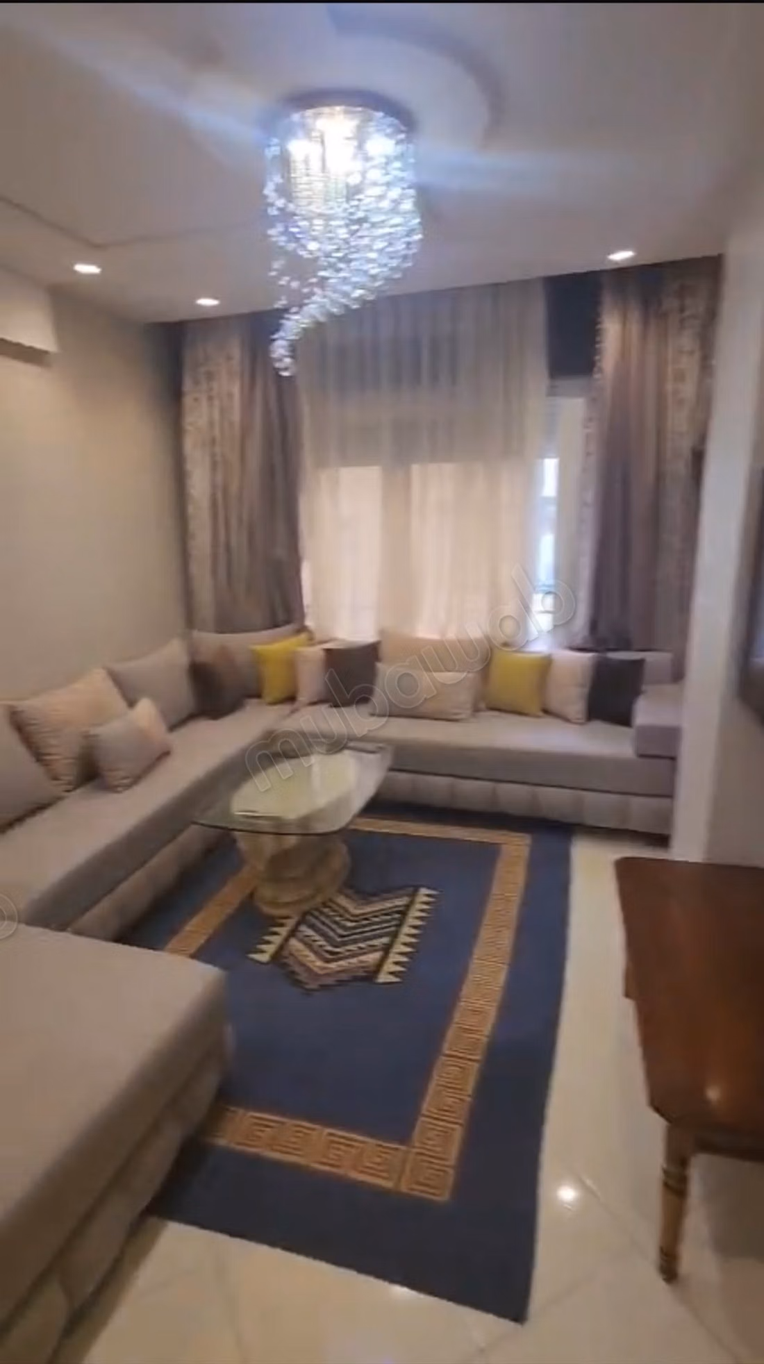 Appartement vide à louer à Moujahidine. 2 chambres agréables. Sécurisé 24/24