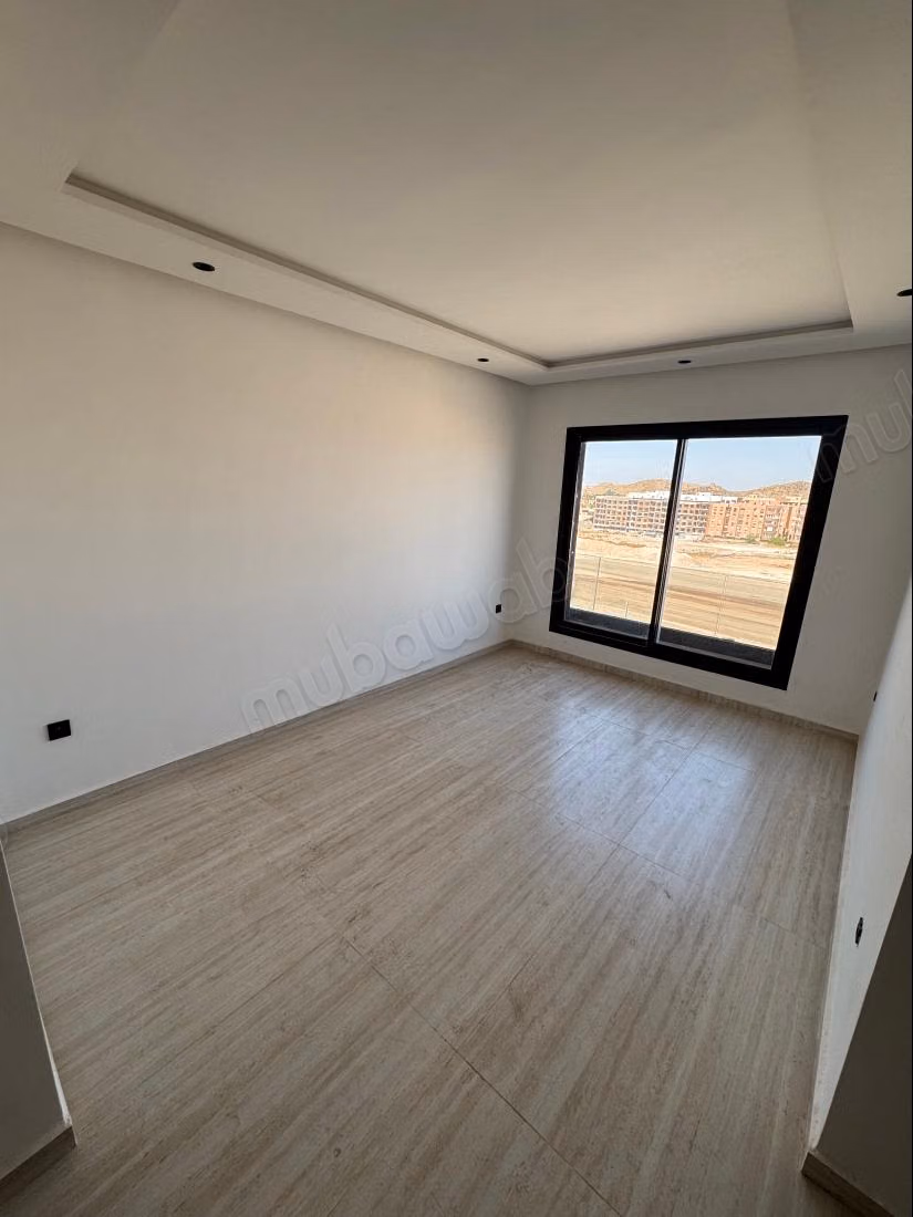Bel appartement à vendre à Ain Mezouar.
Superficie 57 m².
Meublé