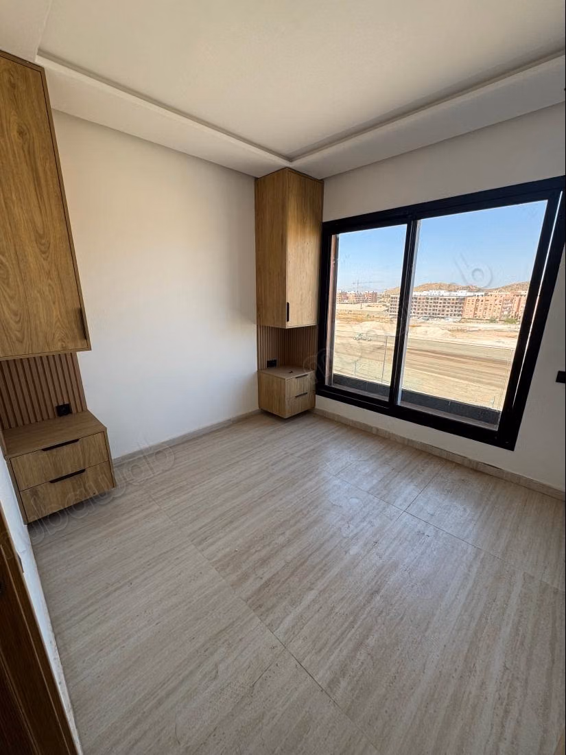 Bel appartement à vendre à Ain Mezouar.
Superficie 57 m².
Meublé