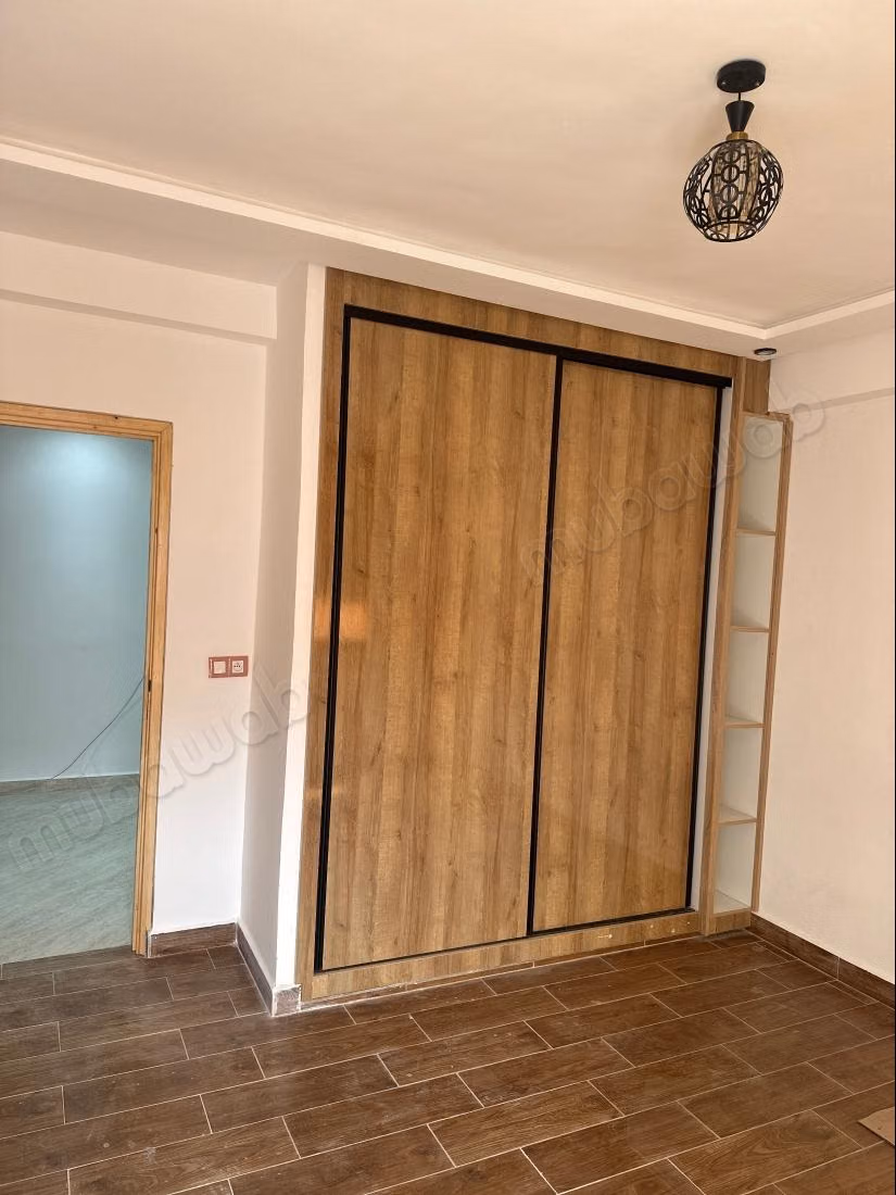 Location d'un appartement à Béni Mellal. 1 Pièce. Vue sur les montagnes et porte blindée