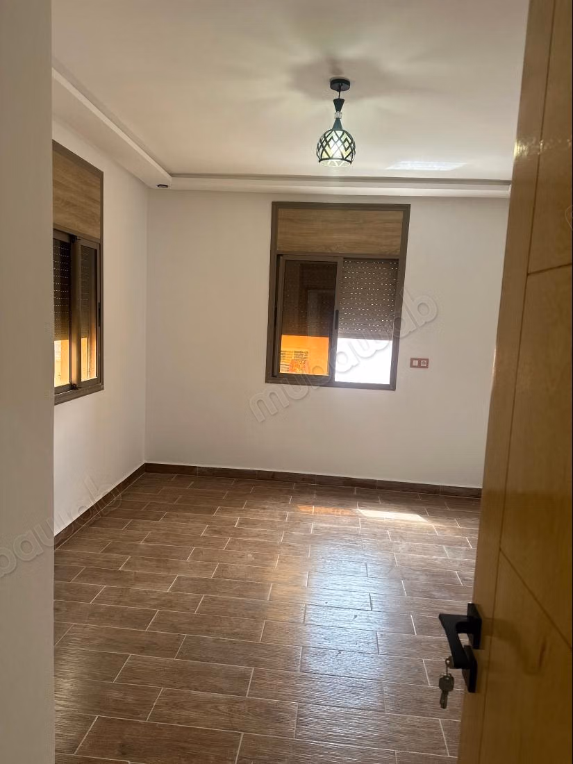 Location d'un appartement à Béni Mellal. 1 Pièce. Vue sur les montagnes et porte blindée