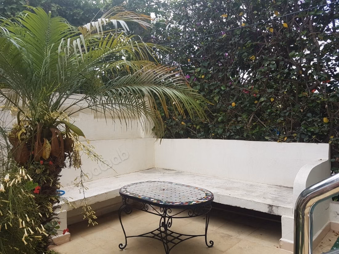 Superbe appartement à louer à Harhoura. 
Surface totale 87 m². 
Bien meublé
