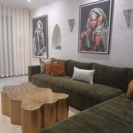 Superbe appartement à louer à Harhoura. 
Surface totale 87 m². 
Bien meublé