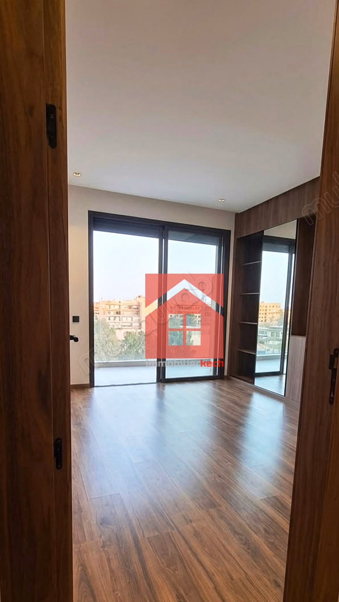 Appartamento Chic e Nuovo con Grande Balcone