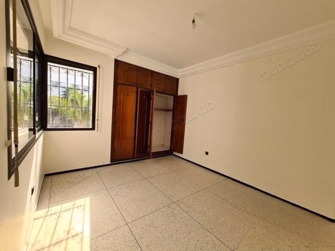 Location villa professionnel à Polo. 4 pièces