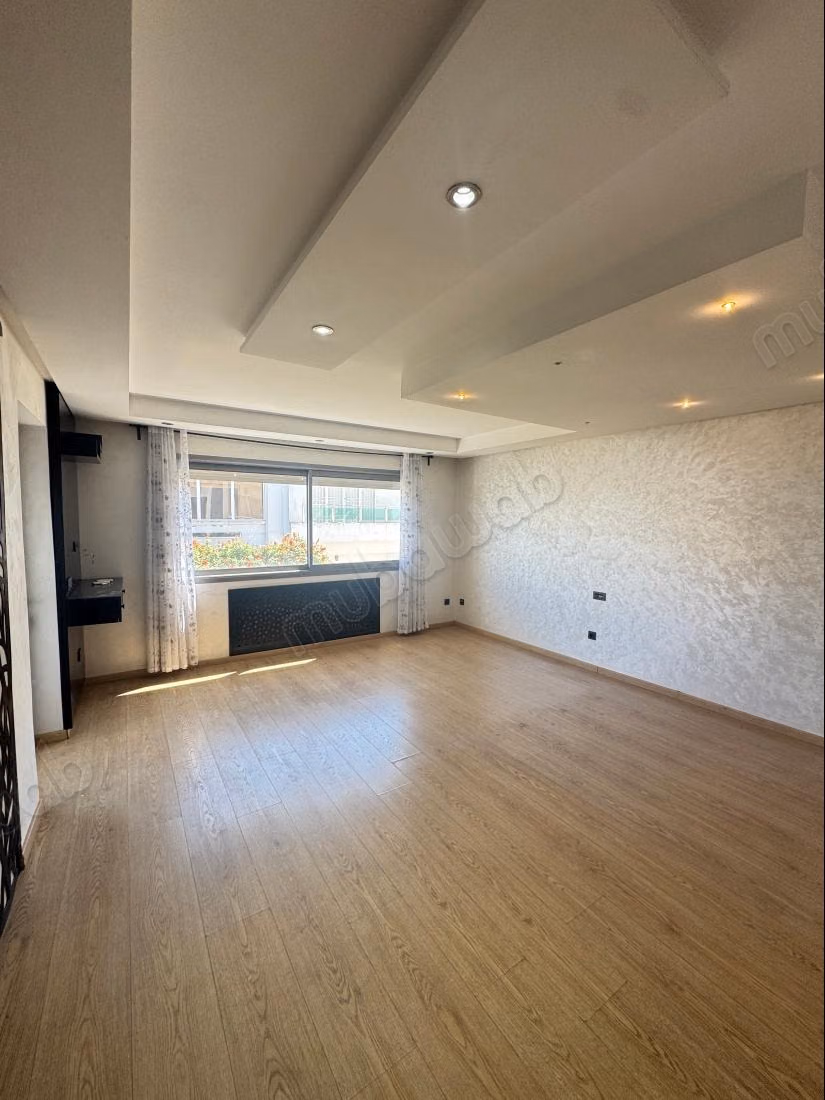 Magnificent villa for rent in Riyad. 8 large rooms. Terrace and garden