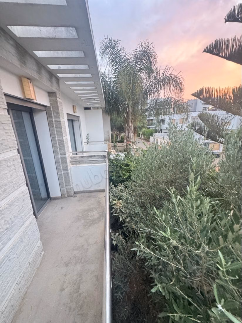 Magnificent villa for rent in Riyad. 8 large rooms. Terrace and garden