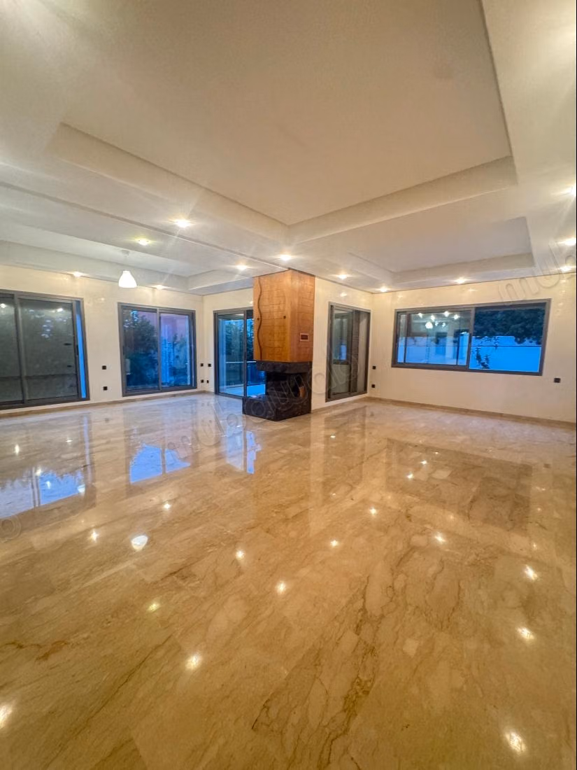 Magnificent villa for rent in Riyad. 8 large rooms. Terrace and garden